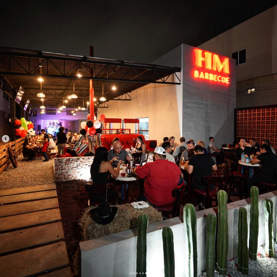 Heat Masters Barbecue — ambiente nocturno